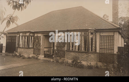 Vintage Carte postale photographique montrant un bungalow britannique non localisée Banque D'Images