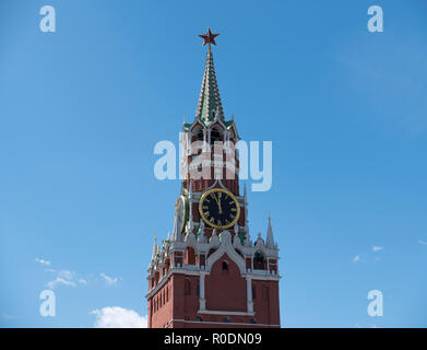 Moscow Kremlin horloge principale nommée sur Kuranti Spasskaya Bashnya 12 heures . La place Rouge. Banque D'Images