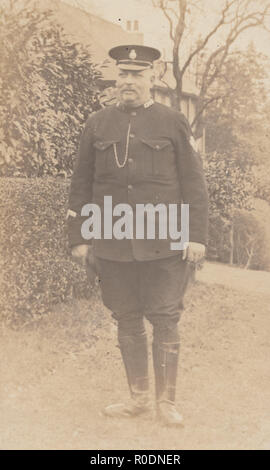 Vintage Carte postale photographique d'un agent de police britannique. Aucun collier 178 Banque D'Images