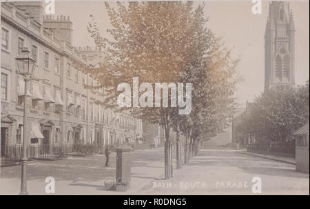 Vintage Edwardian Carte postale photographique montrant South Parade, Bath, Somerset, Angleterre. Banque D'Images