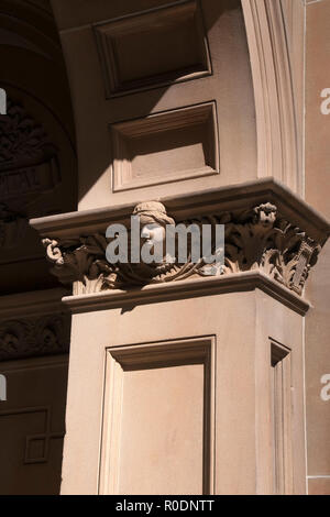 Sydney, Australie, Sydney entrée de l'hôpital, arch avec grès décoration d'un ange ou d'une fille Banque D'Images