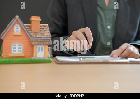 Agent immobilier à l'aide d'estampillage stamper approuvé le contrat de prêt hypothécaire document accord Banque D'Images