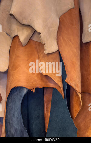 Pièces de cuir dans des couleurs naturelles dans un atelier de conception Banque D'Images