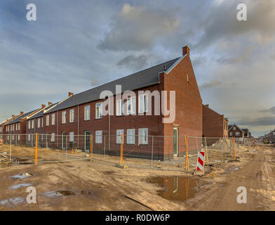 Nouveau terminé jeune famille maisons sur un site immeuble avec des routes non revêtues dans la Randstad, Pays-Bas Banque D'Images