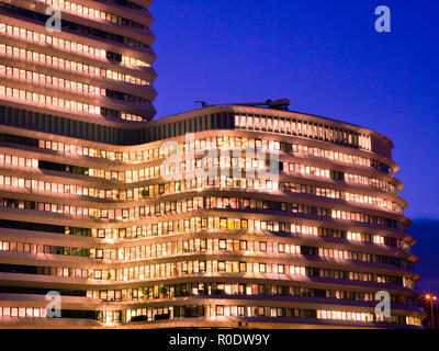 De longues heures de travail dans un grand immeuble de bureaux modernes avec des lumières au cours de l'Heure Bleue Banque D'Images