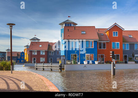 Maisons au bord de l'eau en différentes couleurs à Groningue, Pays-Bas Banque D'Images