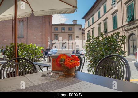 Table de terrasse sur rue à Lucca, Toscane, Italie Banque D'Images