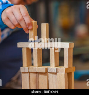 La construction d'un garçon de la structure de blocs de construction en bois Banque D'Images