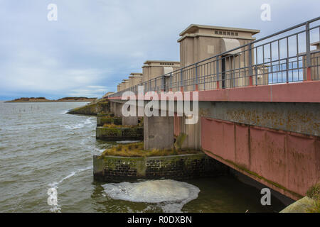 Chambre de verrouillage à l'Afsluitdijk dans le cadre de la gestion de l'eau néerlandais Delta Système de sécurité Banque D'Images