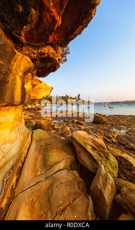 De falaises de grès et de roches sur les rives du port de Sydney à l'Ermite Bay. Vaucluse, Sydney. Banque D'Images