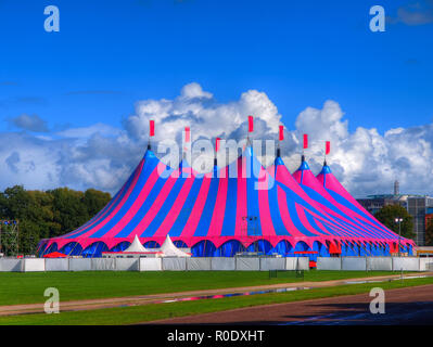 Grand Chapiteau tente de cirque, Buit pour un festival de musique sur une journée ensoleillée dans le parc Banque D'Images