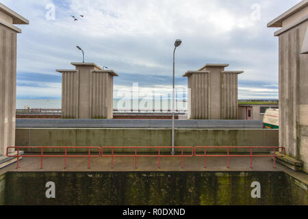 Chambre de verrouillage à l'Afsluitdijk dans le cadre de la gestion de l'eau néerlandais Delta Système de sécurité Banque D'Images