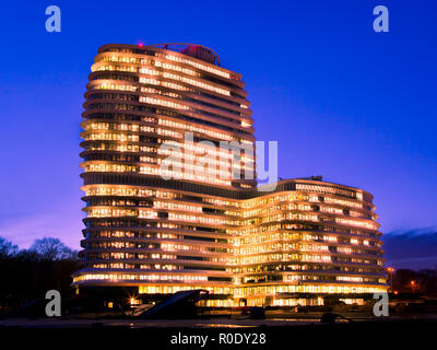 De longues heures de travail dans un grand immeuble de bureaux modernes avec des lumières au cours de l'Heure Bleue Banque D'Images