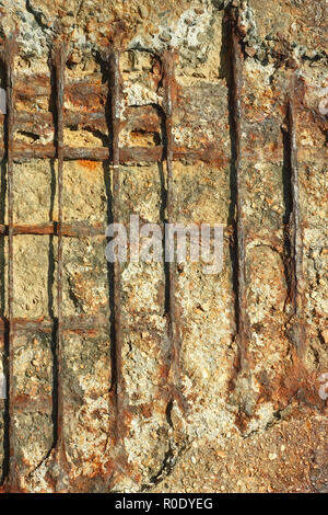 Détail de l'ancien dépassé les structures en béton armé avec des barres de fer rouillé à l'extérieur Banque D'Images