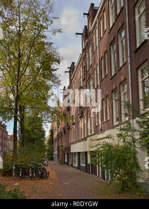 Amsterdam City Scene urbaine avec appartements et arbres Banque D'Images