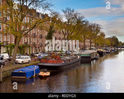 Bateaux-maison dans un canal Gracht à Amsterdam aux Pays-Bas Banque D'Images