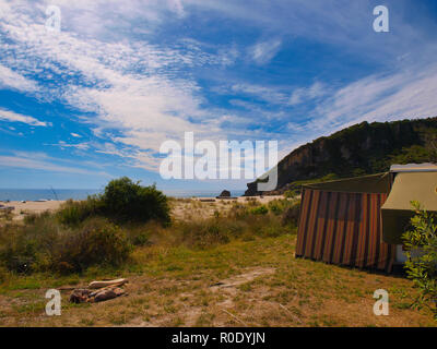 Beau camping sur la plage près de Karamea sur la côte ouest de la Nouvelle-Zélande Banque D'Images