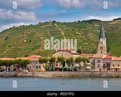 Un riverside Village et vignes sur les collines de la cote du Rhone en France Banque D'Images