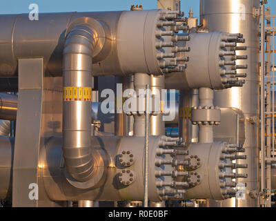 Gros plan d'une usine de traitement du gaz naturel moderne pendant le coucher du soleil Banque D'Images