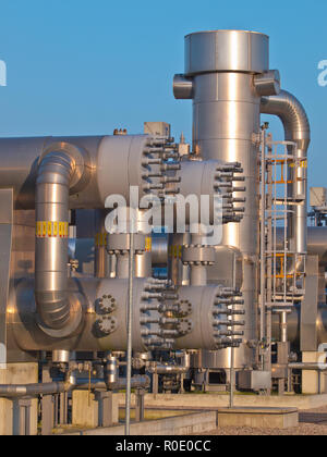 Partie d'une usine de traitement du gaz naturel moderne pendant le coucher du soleil Banque D'Images