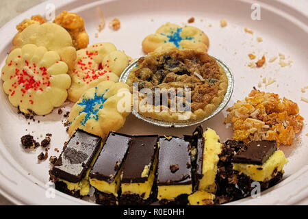 Une assiette en carton de desserts de Noël non consommés Banque D'Images