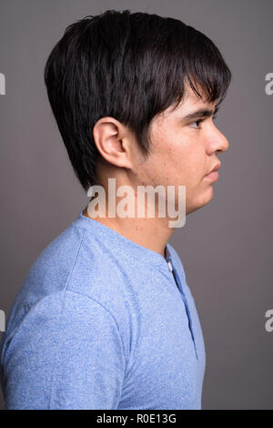 Young Asian Woman wearing blue shirt contre gray backgrou Banque D'Images