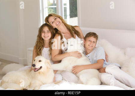 Happy Family Portrait de Mère de deux jeunes enfants et chiens de compagnie J Banque D'Images