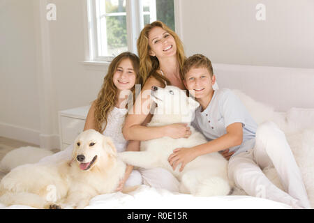 Happy Family Portrait de Mère de deux jeunes enfants et chiens de compagnie II Banque D'Images