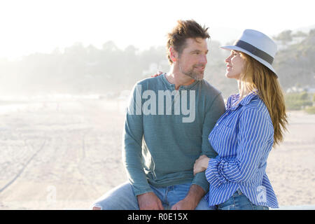 Mi Portrait of Mid-Adult Couple Gazing at each other at Beach Banque D'Images