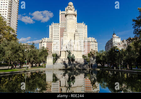 Avant de l'écrivain Miguel de Cervantes monument à Madrid, Espagne Banque D'Images