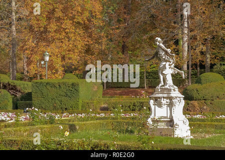 Paysage d'automne dans les jardins du palais royal de la Granja de San Ildefonso avec une statue à droite de l'image Banque D'Images