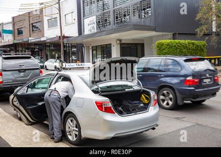 Service d'argent et de taxi chauffeur de taxi à Willoughby, Sydney, Australie Banque D'Images