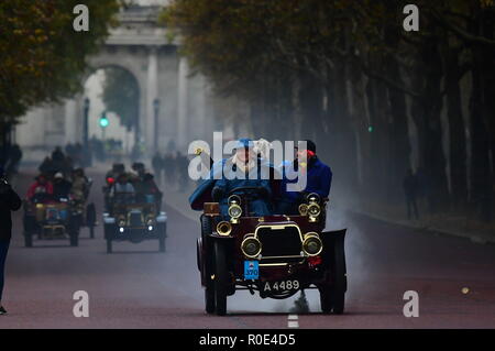 Les participants en voiture le long de Birdcage Walk, London, au cours de l'assemblée annuelle Bonhams Londres à Brighton Veteran Car Run. Banque D'Images