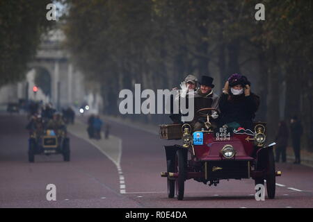 Les participants en voiture le long de Birdcage Walk, London, au cours de l'assemblée annuelle Bonhams Londres à Brighton Veteran Car Run. Banque D'Images