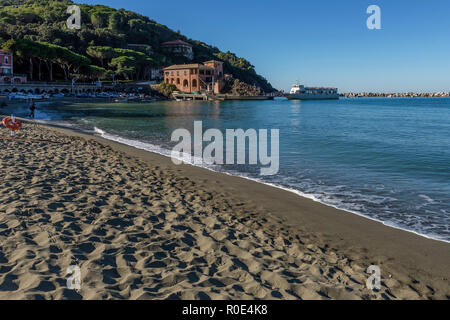 La plage de Levanto éclairées par le soleil du matin dans un instant de tranquillité, ligurie, italie Banque D'Images