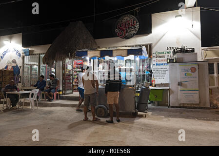 Route de sable avec des touristes et d'échoppes sur l'île de Holbox, Quintana Roo, Mexique situé au nord de la péninsule du Yucatan. Banque D'Images