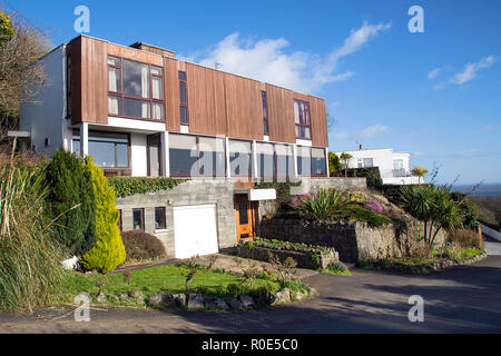 Swansea, Royaume-Uni : le 20 février 2018 : Grande maison individuelle des années 1970, l'auto construction propriété avec vue sur la mer à Langland. Banque D'Images