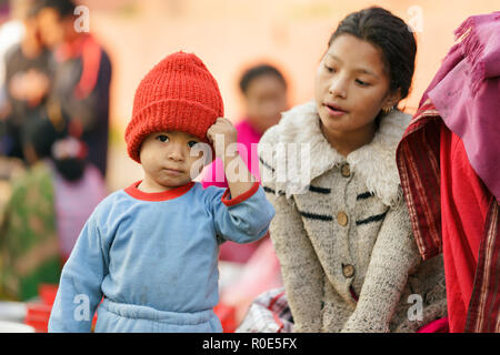 Katmandou NÉPAL,novembre,04,2010 : un petit garçon portant un chapeau laineux pose au marché de rue dans le quartier historique de Patan Durbar Square dans Kathma Banque D'Images