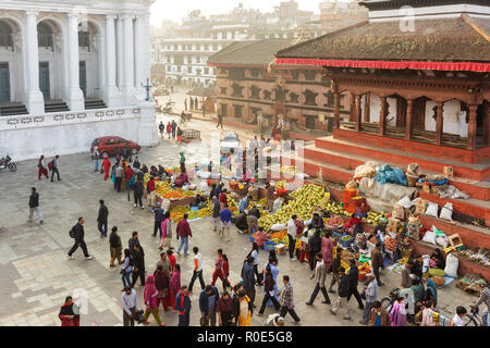 Katmandou NÉPAL,novembre,04,2010 : Tôt le matin l'activité du marché dans le centre historique de Patan Durbar Square de Katmandou, Népal. Ce lieu a été fortement Banque D'Images