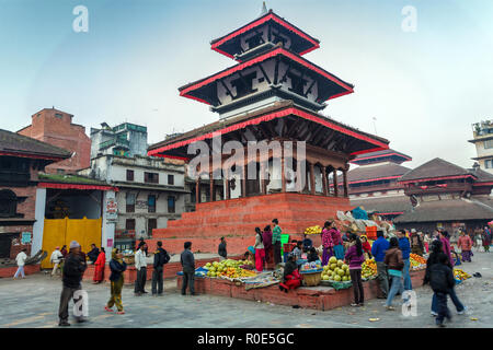 Katmandou NÉPAL,novembre,04,2010 : Tôt le matin l'activité du marché dans le centre historique de Patan Durbar Square de Katmandou, Népal. Ce lieu a été fortement Banque D'Images