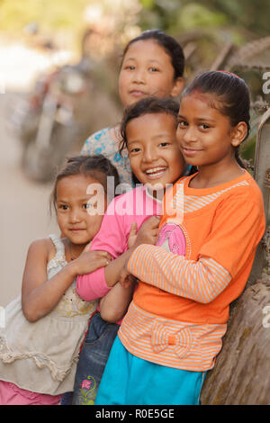 Katmandou, Népal, le 3 novembre 2010 : un groupe de petite fille se posant dans une rue étroite de ville de Katmandou au Népal. Banque D'Images