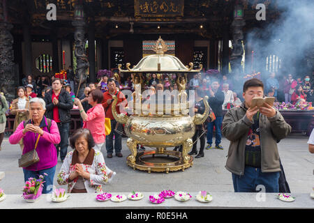 TAIPEI, TAIWAN - Le 28 mars 2017 : Les gens priant au temple bouddhiste de Lungshan à Taipei, Taiwan Banque D'Images