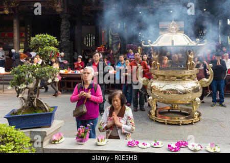 TAIPEI, TAIWAN - Le 28 mars 2017 : Les gens priant au temple bouddhiste de Lungshan à Taipei, Taiwan Banque D'Images