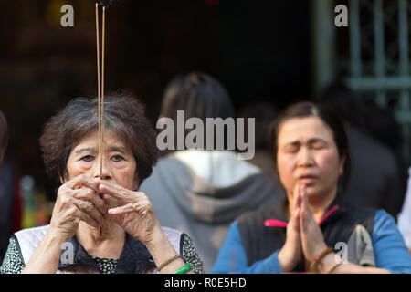 TAIPEI, TAIWAN - Le 28 mars 2017 : Portrait de deux femmes priant au temple bouddhiste de Lungshan à Taipei, Taiwan Banque D'Images