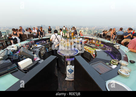 BANGKOK, THAÏLANDE - 10 février, 2017 : Les gens de boire et d'apprécier le coucher du soleil à l'Octave d'un bar sur le toit de l'hôtel Marriott tower hotel dans le thong Lor Banque D'Images
