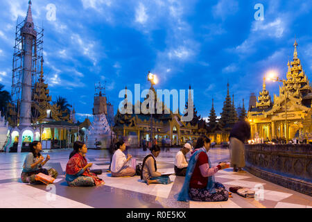 RANGOON, Myanmar, le 18 janvier 2017 : birmans assis et en priant Bouddha à la pagode Shwedagon à Rangoon (tôt le matin), le Myanmar Yangon Banque D'Images