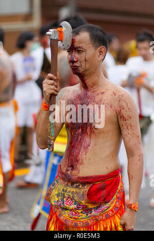 La ville de Phuket, Thaïlande, Octobre 09, 2016 : dévots taoïstes nuire à l'autonomie avec une hache pour la purification lors du festival végétarien dans la ville de Phuket, Thaïlande Banque D'Images