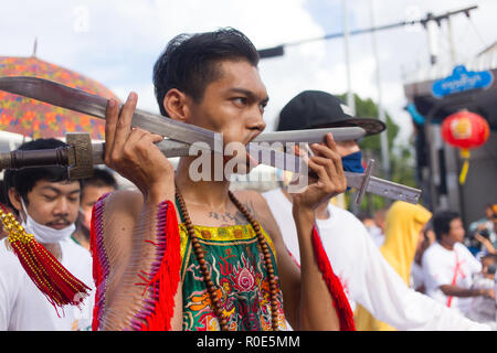 La ville de Phuket, Thaïlande, Octobre 09, 2016 : piercing extrême dévot street procession pendant le festival végétarien de la taoïste empereur neuf dieux dans Banque D'Images