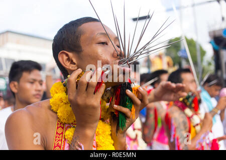 La ville de Phuket, Thaïlande, Octobre 09, 2016 : piercing extrême dévot street procession pendant le festival végétarien de la taoïste empereur neuf dieux dans Banque D'Images