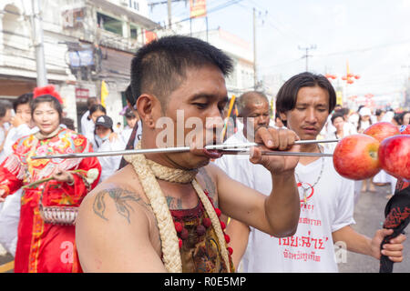 La ville de Phuket, Thaïlande, Octobre 07, 2016 : piercing extrême dévot street procession pendant le festival végétarien de la taoïste empereur neuf dieux dans Banque D'Images